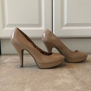 Women’s nude dress pumps